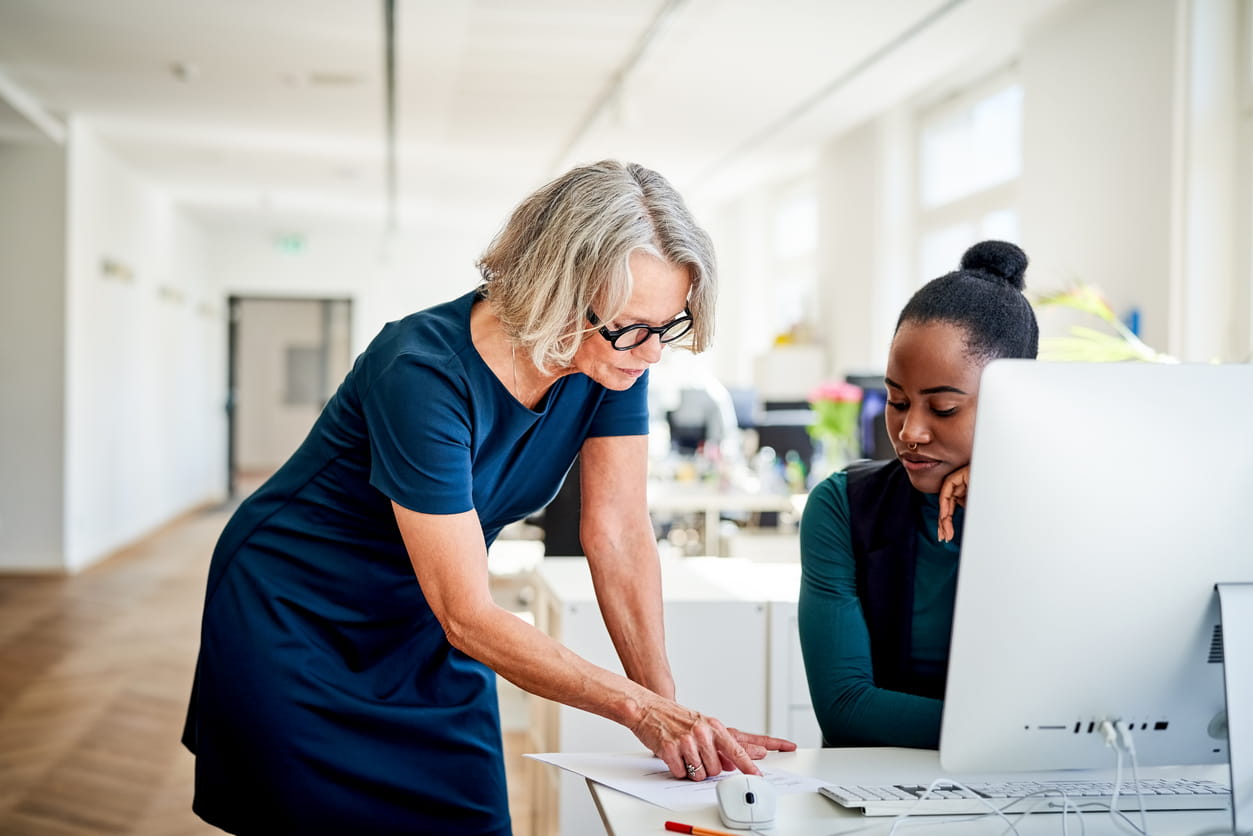 manager coaching employee one on one desk